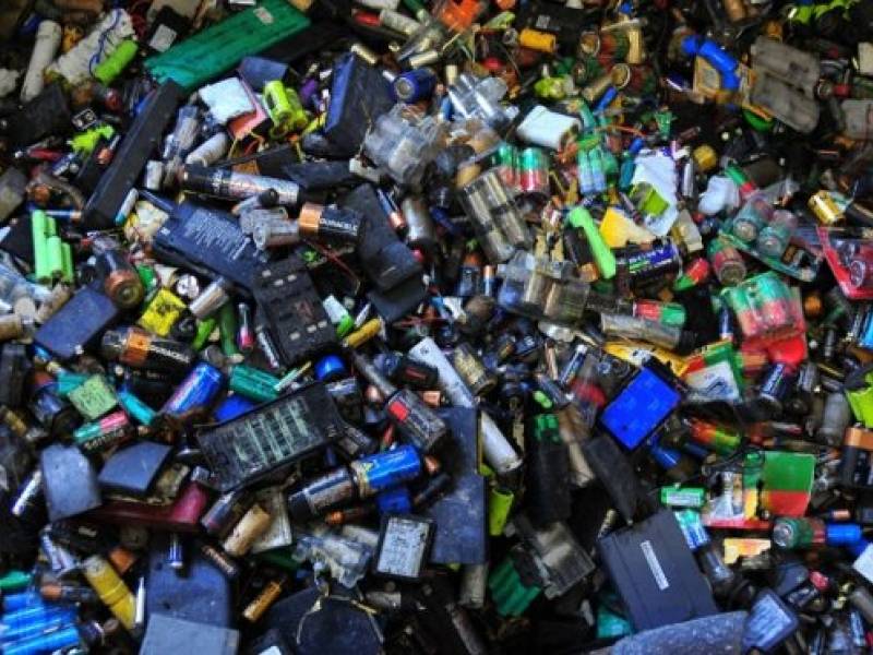 Immagine articolo: Il lettore scrive: "dove butto circa 3 Kg di batterie esaurite?"