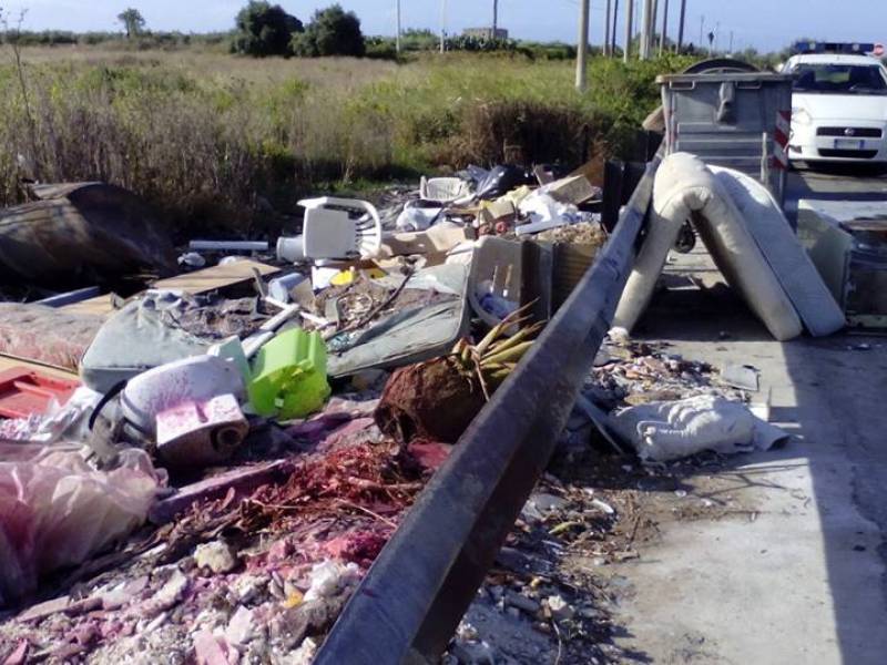 Immagine articolo: Materassi, frigoriferi e non solo abbandonati in strada. L'incivilità non si ferma