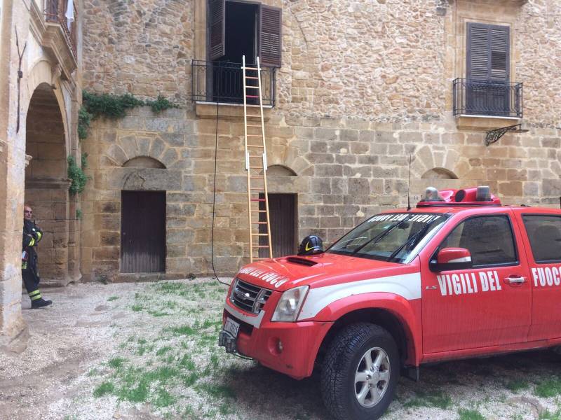 Immagine articolo: CVetrano, incendio a Palazzo Pignatelli. Sul posto la Dia e Vigili del Fuoco