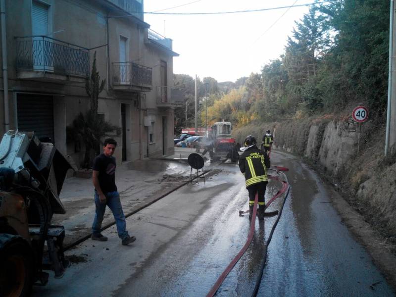 una fase dello spegnimento dell'incendio verificatosi a Salemi