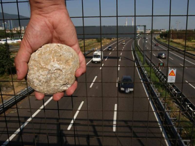 Immagine articolo: Sassi dal cavalcavia sull'A29 Palermo - Mazara del Vallo. Fermati 2 minorenni di Cinisi