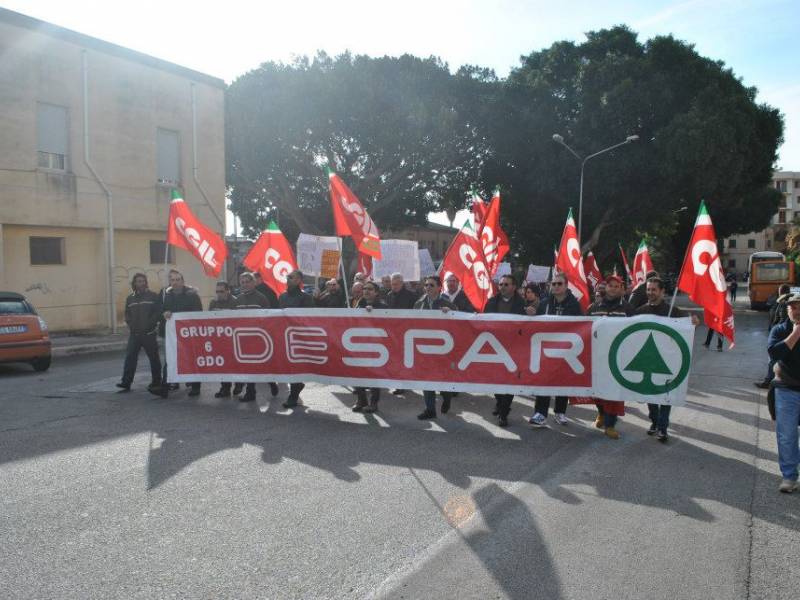 Immagine articolo: Giovedì sit in dei lavoratori Gruppo 6 GDO e sindacalisti davanti la Prefettura