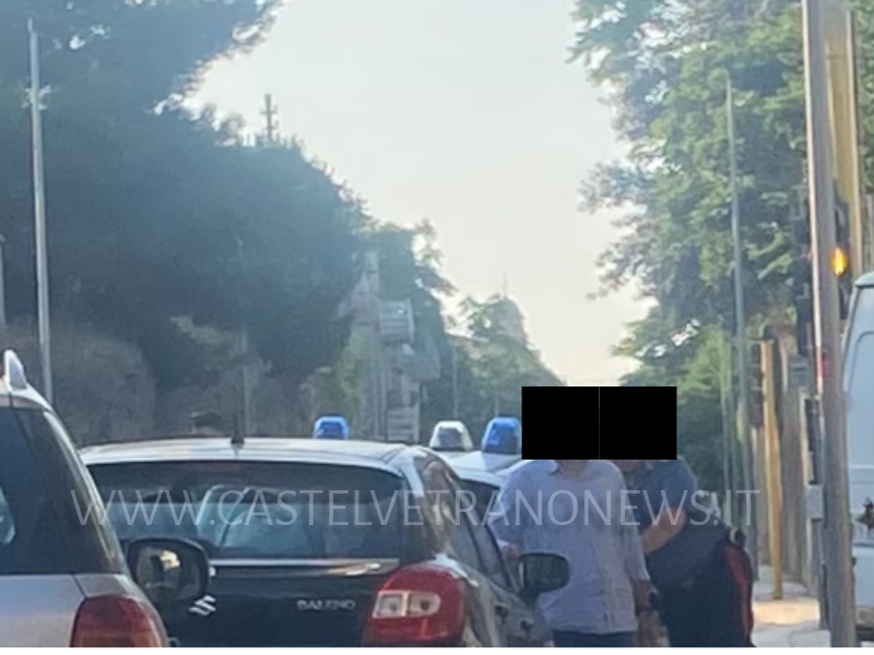 Immagine articolo: Castelvetrano, carabinieri inseguono e bloccano due persone in via Marinella. Altri due fermati al Sistema delle Piazze Immagine articolo: Castelvetrano, carabinieri inseguono e bloccano due persone in via Marinella. Altri due fermati al Sistema delle Piazze