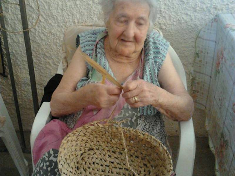 Immagine articolo: Campobello, 90 anni di "amore" per la "Giummara". La storia di Antonina e delle scope da 200 lire