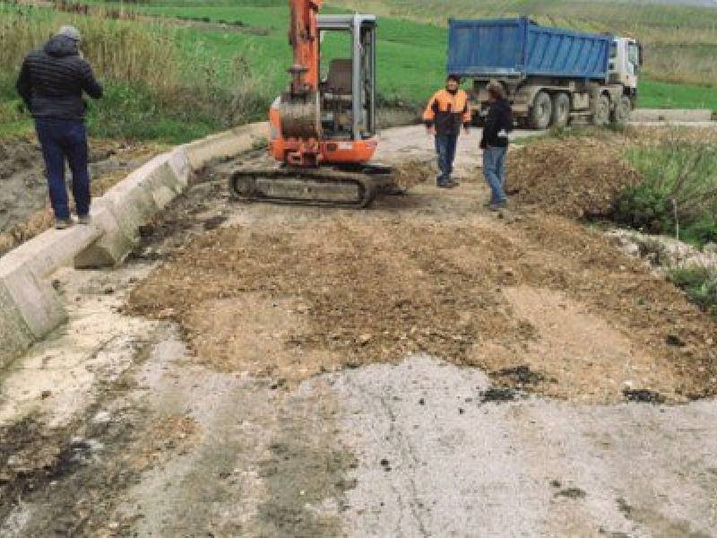 Immagine articolo: Gibellina, senso civico e attaccamento alla propria terra. Assessori si tassano e riparano la strada