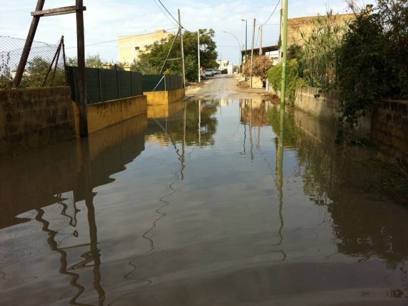 Immagine articolo: Il lettore scrive: "Triscina: l'ingresso del Parco Archeologico, l'acqua e l'asfalto mai arrivato"