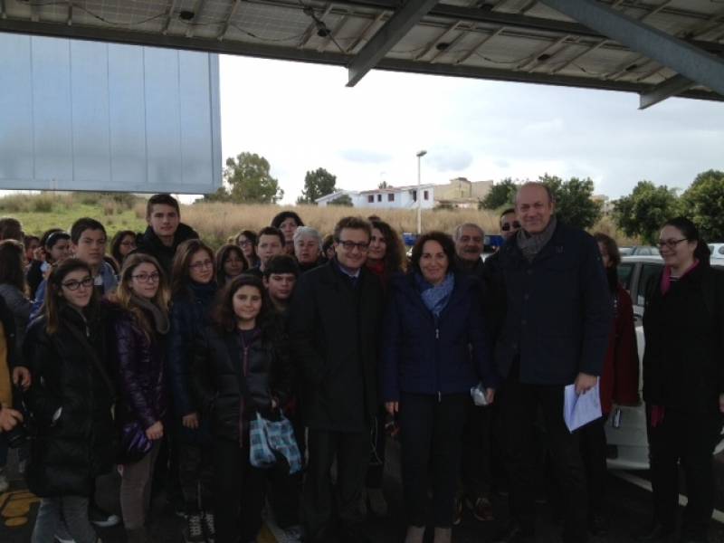 Immagine articolo: Una delegazione di studenti di quattro nazioni in visita al parcheggio fotovoltaico 