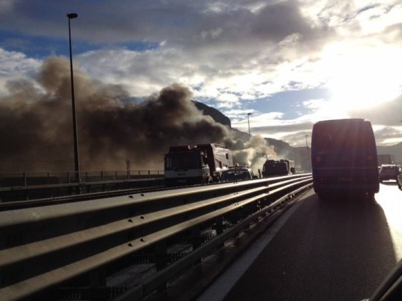 Immagine articolo: Tir in fiamme sulla Palermo-Mazara. Bloccata la A29 in direzione Trapani