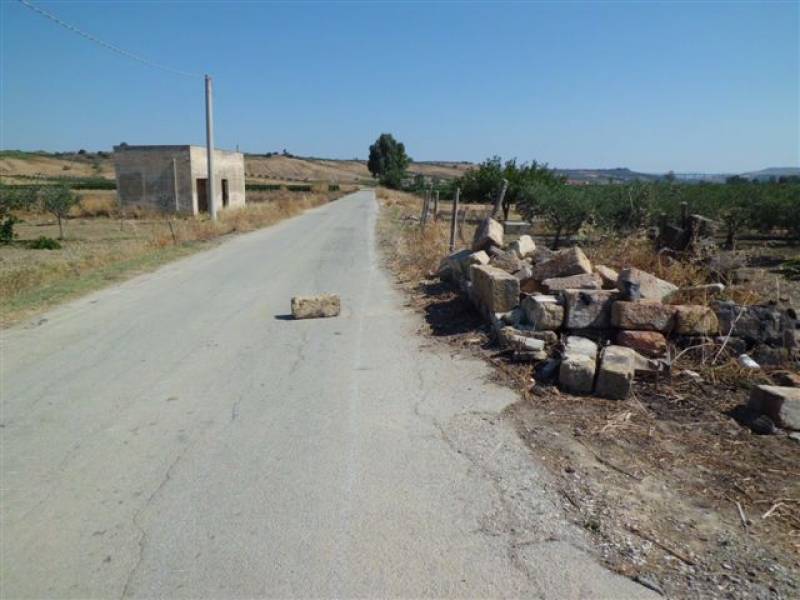 Immagine articolo: Tratta Selinunte - Porto Palo, malviventi bloccano la strada e derubano i malcapitati. ATTENZIONE