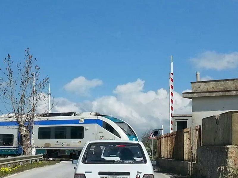 il treno che attraversa i binari senza che le sbarre si fossero abbassate il treno che attraversa i binari senza che le sbarre si fossero abbassate