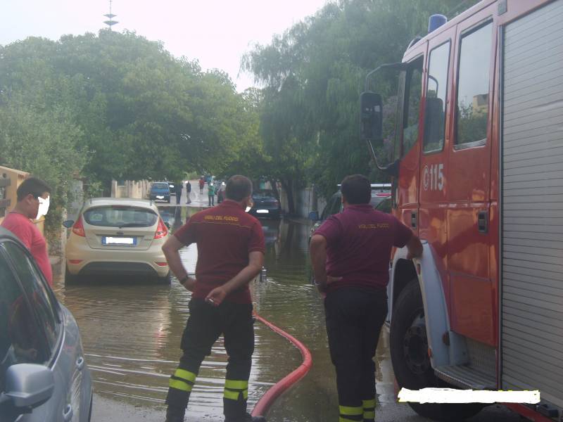 Immagine articolo: Il lettore scrive: "Triscina, strada diventa lago dopo la pioggia. Vv del Fuoco impegnati per ore"