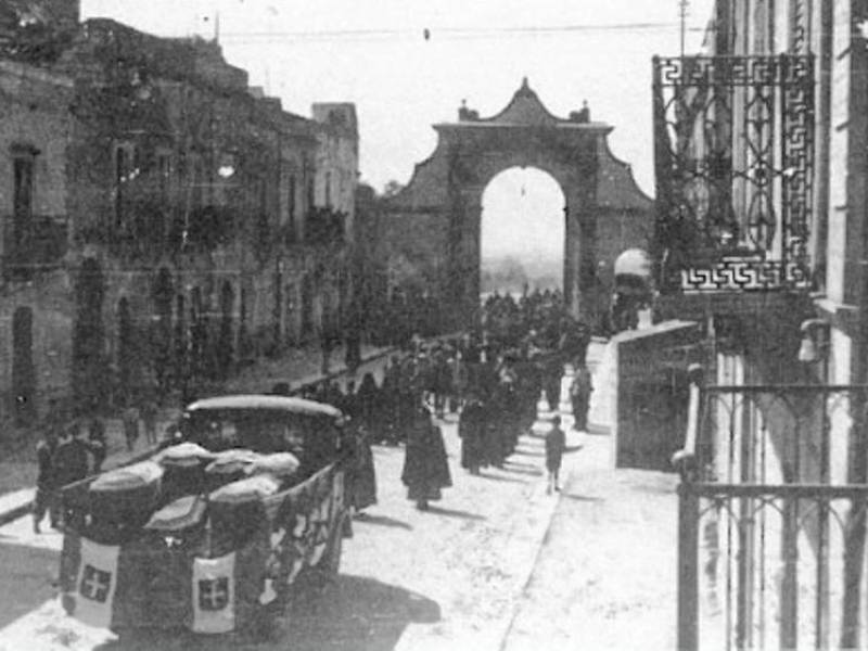 Immagine articolo: Quel tragico corteo funebre in via Garibaldi nel 1943 tra lacrime e disperazione