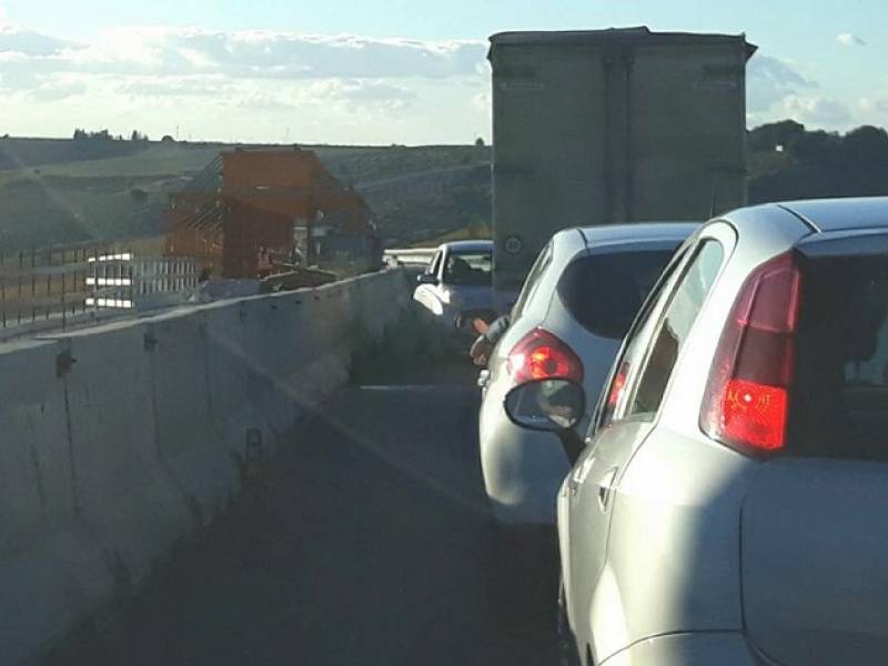 Immagine articolo: Viadotto del Belìce, il semaforo dal rosso "invisibile" tra manovre azzardate e pericoli continui