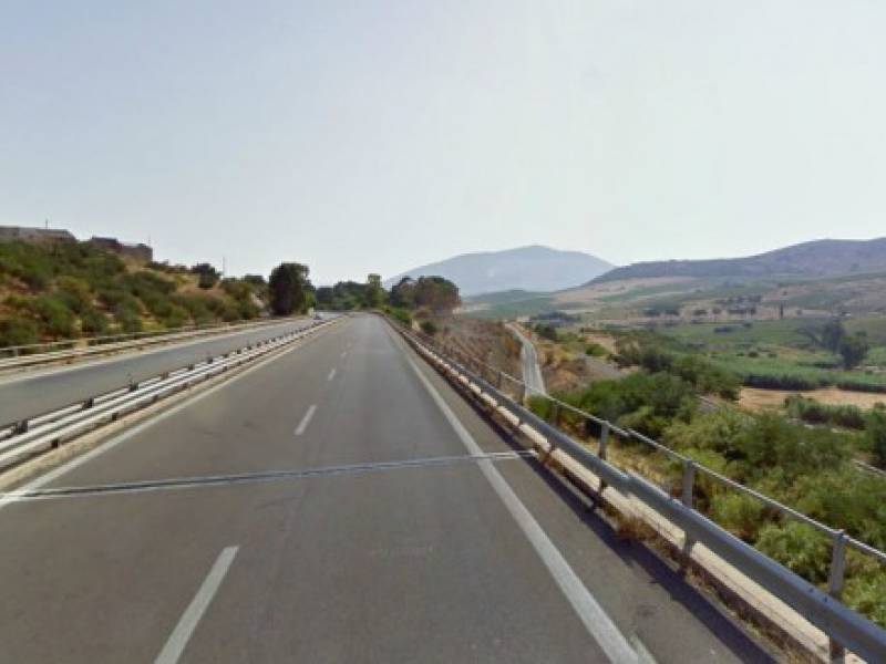 Immagine articolo: Muore 29enne precipitando con l'auto giù da un viadotto della A29 Palermo Mazara