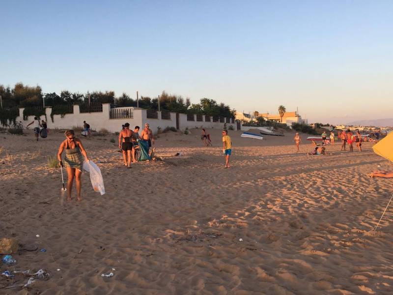 Immagine articolo: "La gente sporca e si lamenta. Noi puliamo la spiaggia". Volontari in azione a Triscina