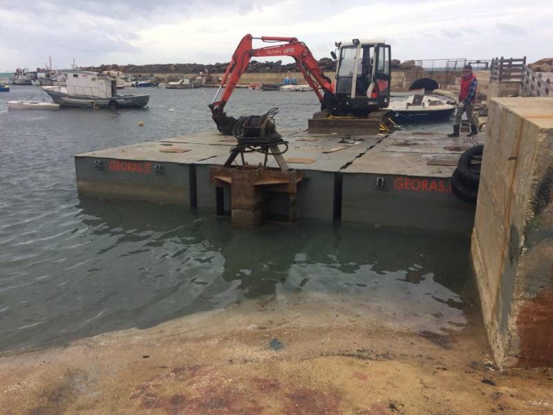 Immagine articolo: Continuano i lavori nel porto di Selinunte. Le alghe saranno trasportate nella spiaggetta del depuratore